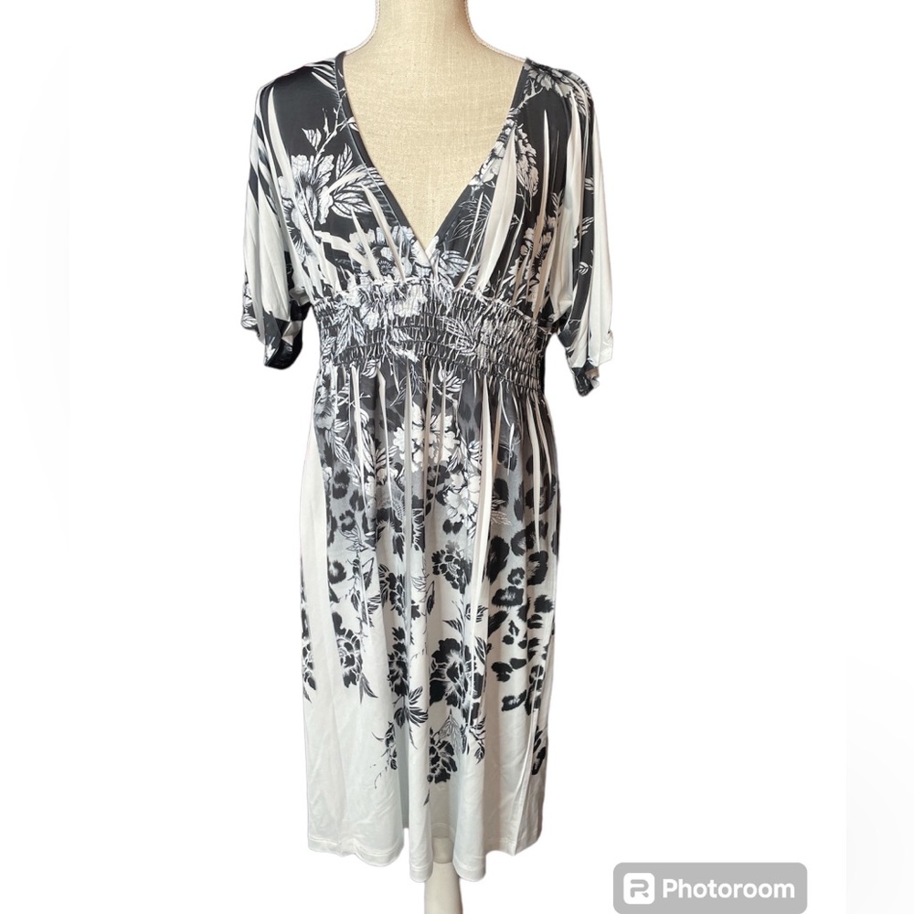 Mi Manchi Black & White V Neck Floral Print Dress